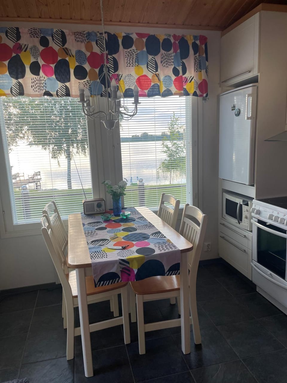 Kitchen or kitchenette, Dining area, oven