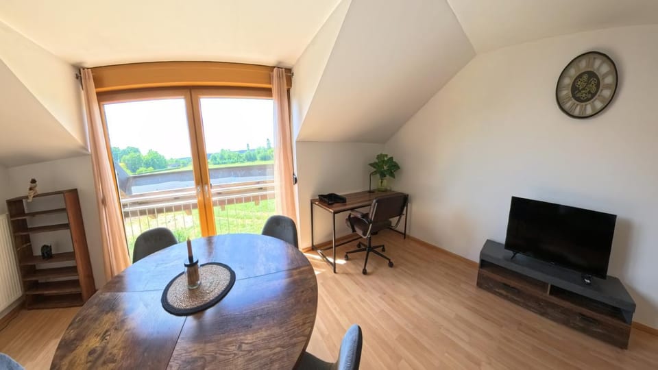 Communal lounge/ TV room, TV and multimedia, View (from property/room), Balcony/Terrace, Living room, Seating area, Dining area, Evening entertainment