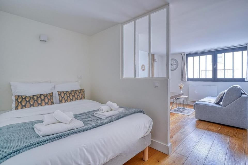 Bed, Photo of the whole room, Bedroom, towels