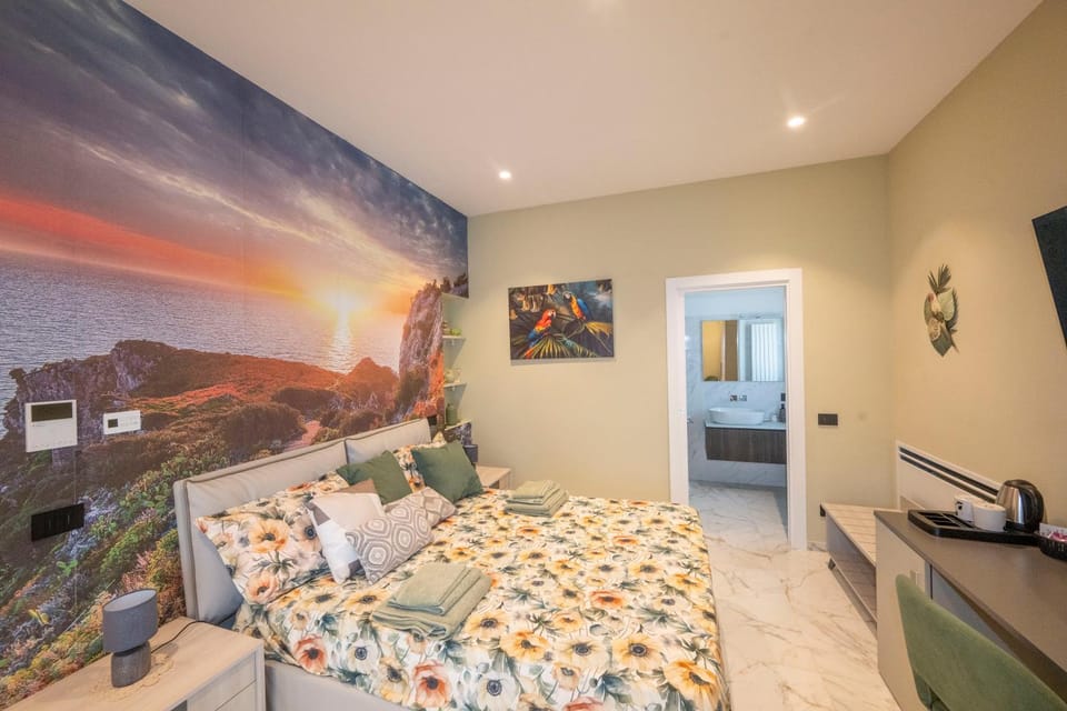 Bed, TV and multimedia, Photo of the whole room, Bedroom