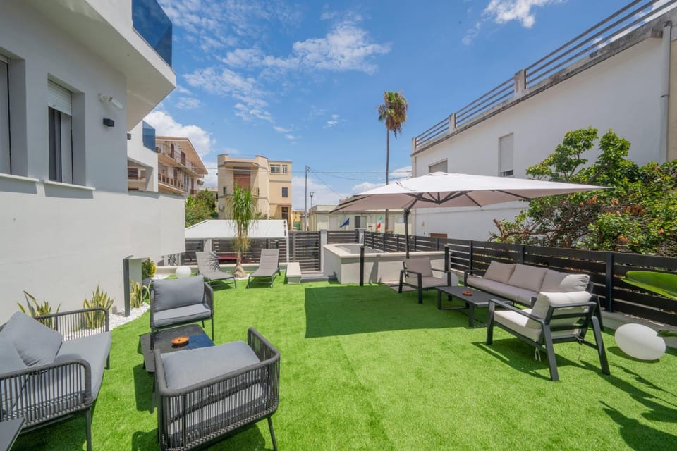 Property building, Patio, Natural landscape, Summer, Garden, Balcony/Terrace, Seating area, Beach, Garden view, Garden view, Seasons, Inner courtyard view