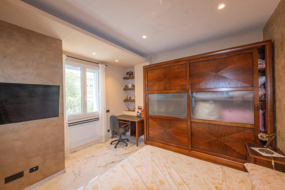 Bed, TV and multimedia, Bedroom, wardrobe
