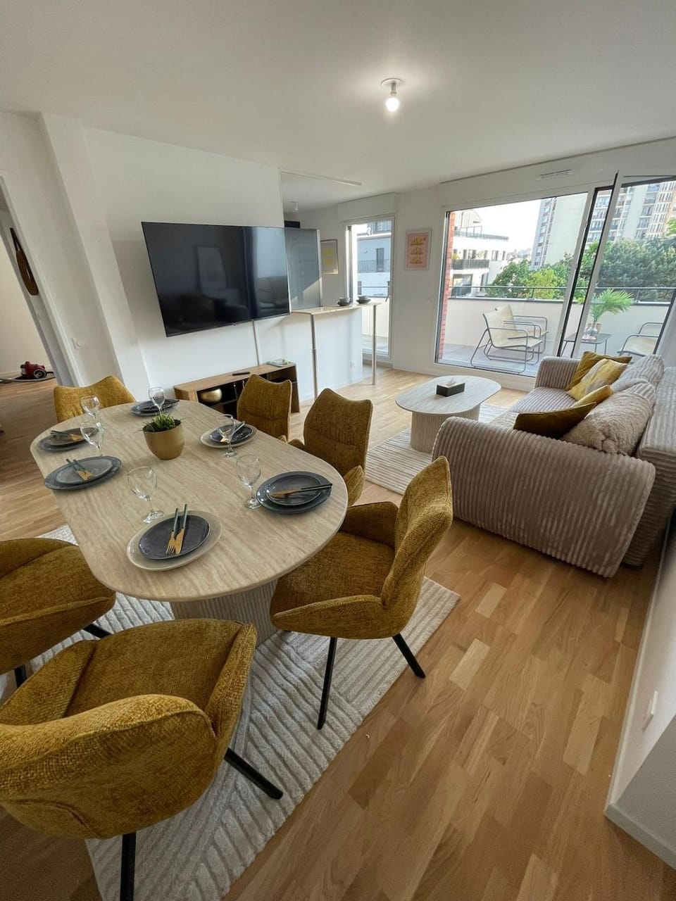 Communal lounge/ TV room, TV and multimedia, Living room, Seating area, Dining area, Evening entertainment