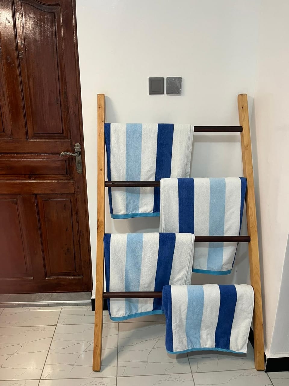 Swimming pool, towels