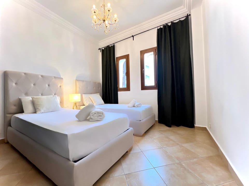 Photo of the whole room, Bedroom, towels