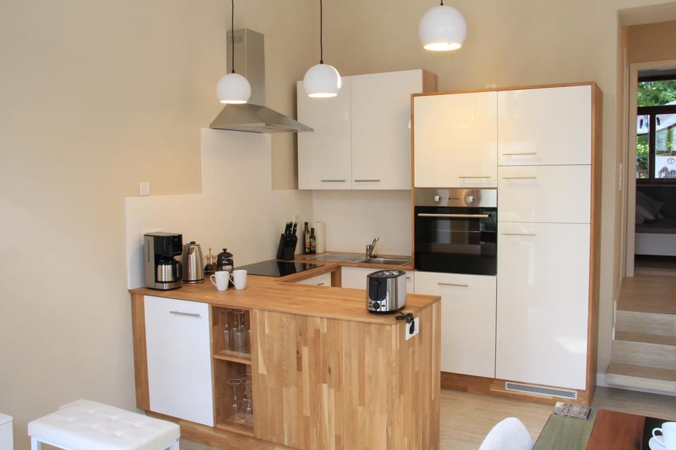 Coffee/tea facilities, Kitchen or kitchenette, dishwasher, oven, stove, toaster