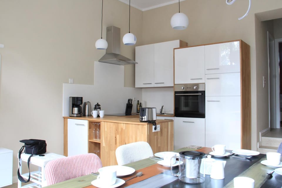 Coffee/tea facilities, Kitchen or kitchenette, Dining area, dishwasher, oven, stove, toaster