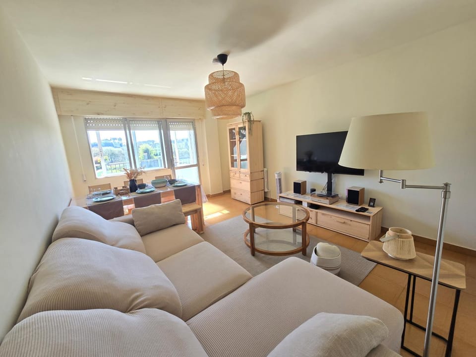 Communal lounge/ TV room, TV and multimedia, Living room, Seating area, Dining area