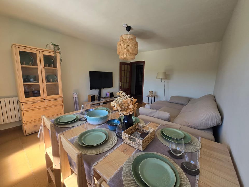 Communal lounge/ TV room, TV and multimedia, Living room, Seating area, Dining area, Evening entertainment