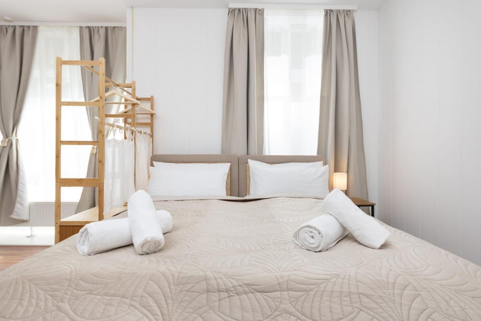 Bed, Bedroom, towels