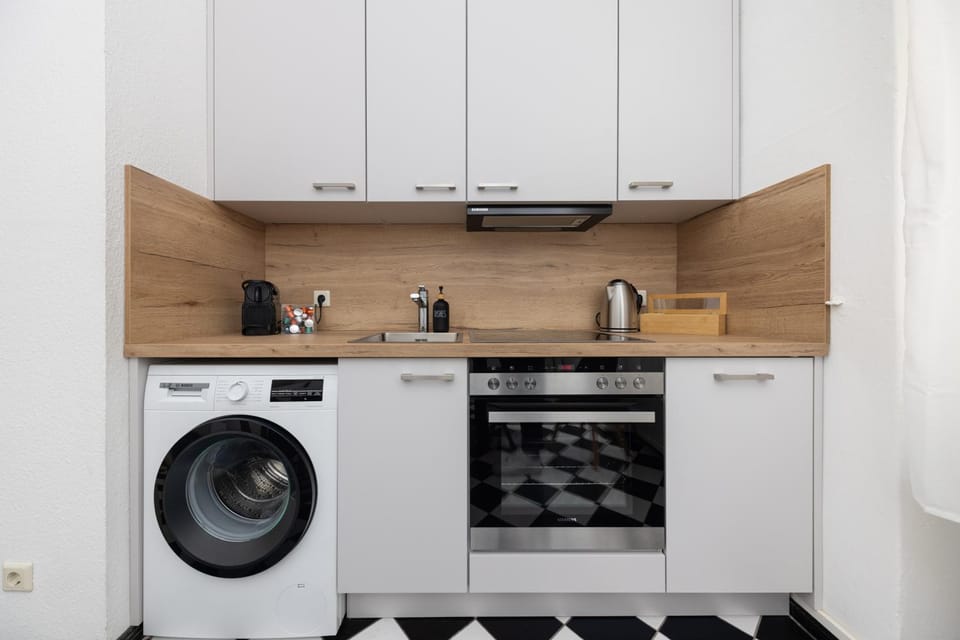 Coffee/tea facilities, Kitchen or kitchenette, dishwasher, oven, stove, washing machine
