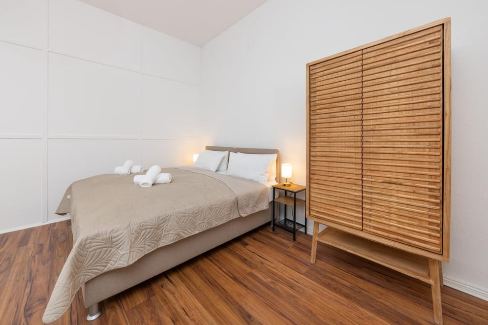 Bed, Bedroom, towels, wardrobe