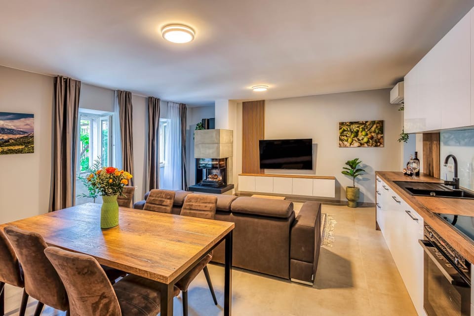 Communal lounge/ TV room, TV and multimedia, Kitchen or kitchenette, Living room, Seating area, Dining area, Evening entertainment
