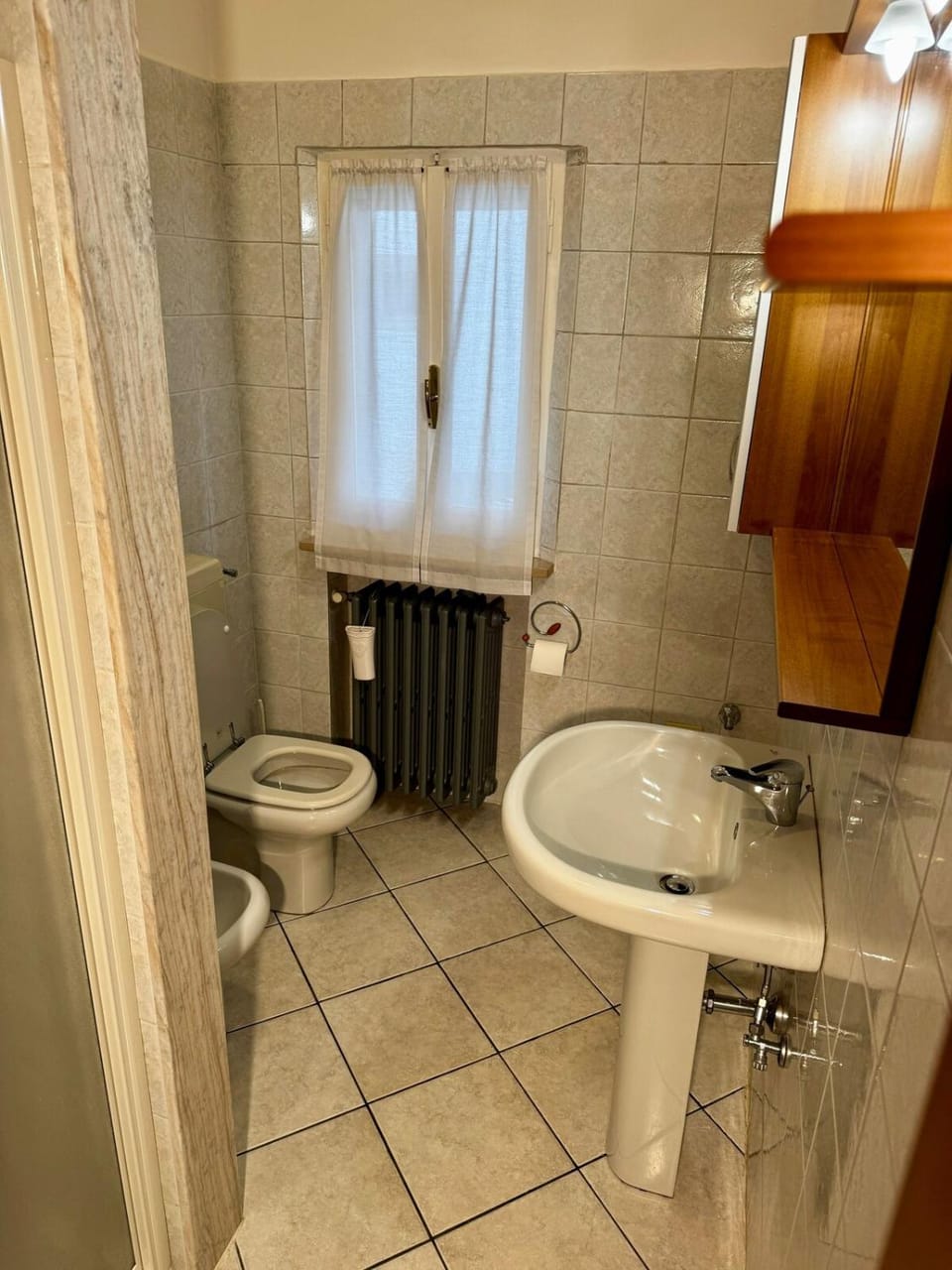 Shower, Toilet, Bathroom, bidet, towels