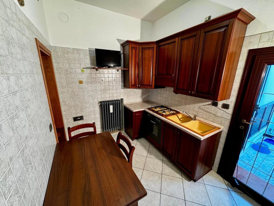 Kitchen or kitchenette, minibar, oven