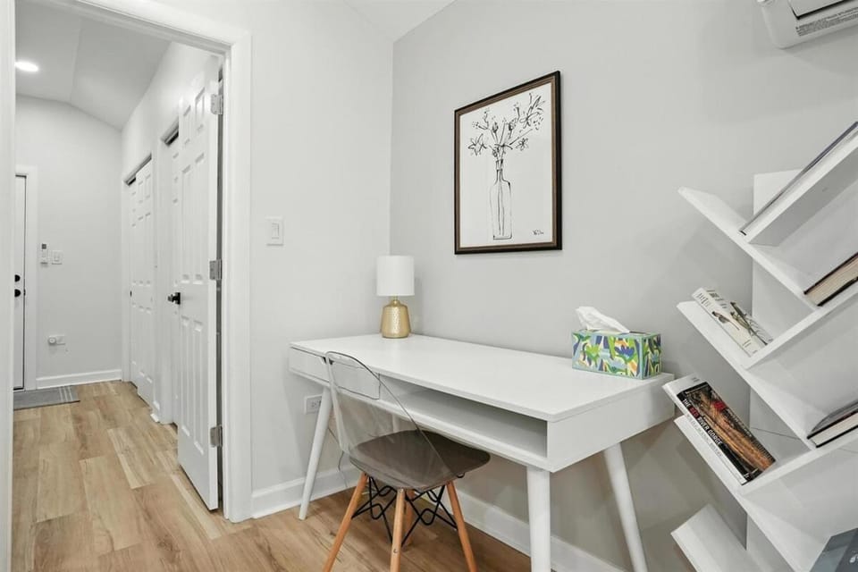 Beacons' Nest, Valpo U, Downtown & Dunes House in Valparaiso