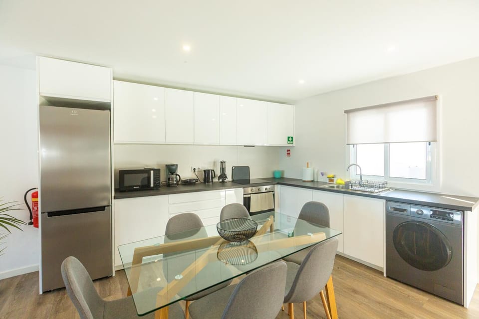 Coffee/tea facilities, Kitchen or kitchenette, Dining area, oven, stove, toaster, washing machine