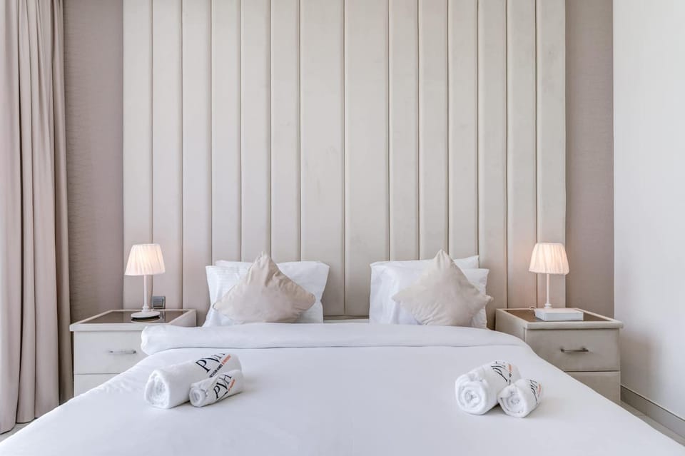 Bed, Bedroom, towels