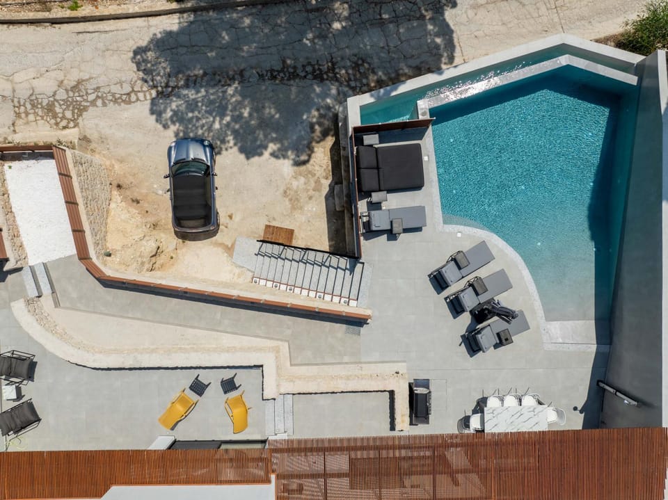 Bird's eye view, Dining area, Swimming pool, Swimming pool, sunbed