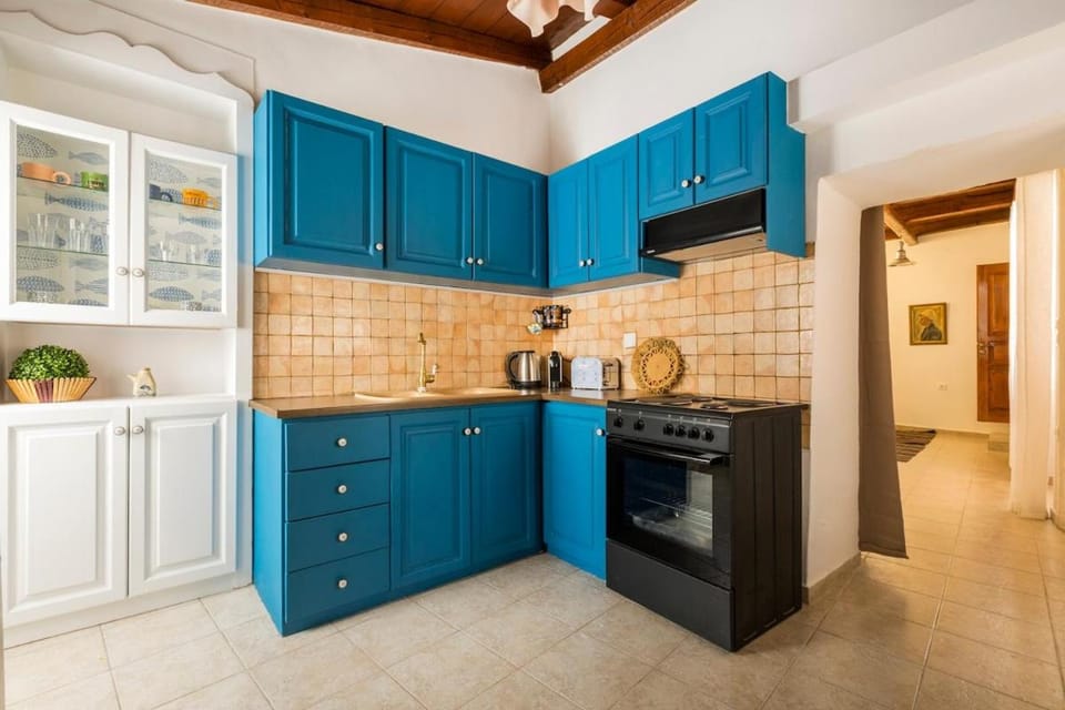 Coffee/tea facilities, Kitchen or kitchenette, oven, stove, toaster