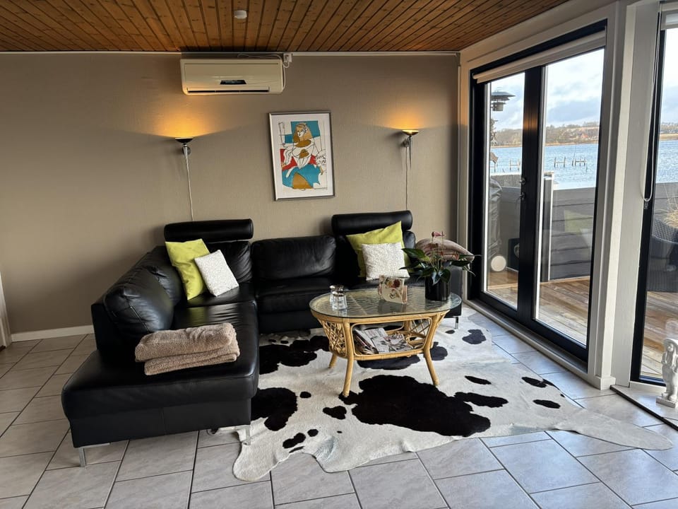 Feriebolig smukt beliggende i vandkanten House in Region of Southern Denmark