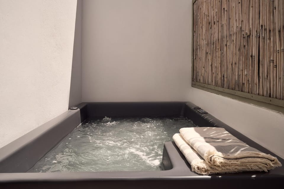 Hot Tub, Hot Tub, towels