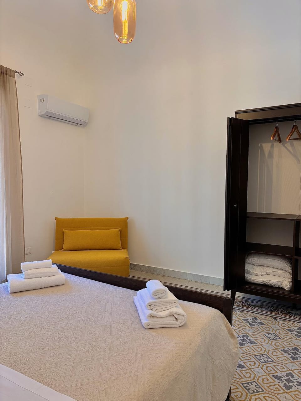 Bedroom, air conditioner