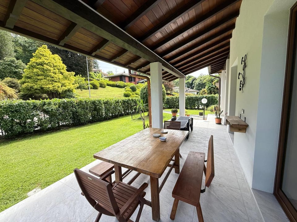 Seating area, Dining area, Garden view
