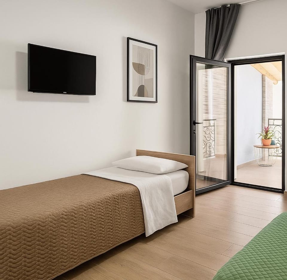 Bed, TV and multimedia, Bedroom