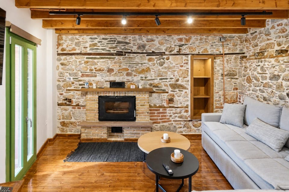 TV and multimedia, Living room, Seating area, fireplace