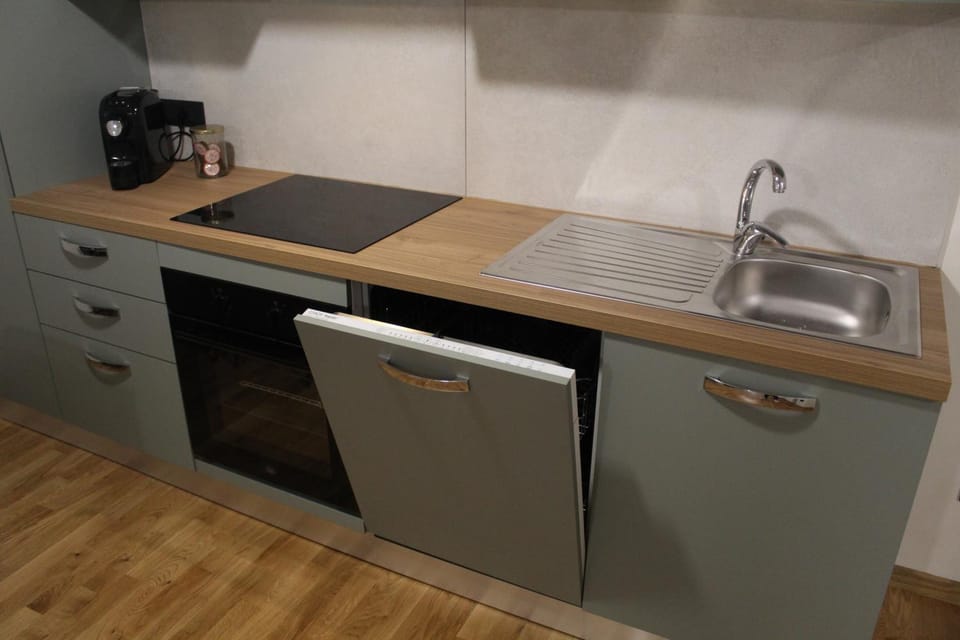 Coffee/tea facilities, Kitchen or kitchenette, dishwasher, oven