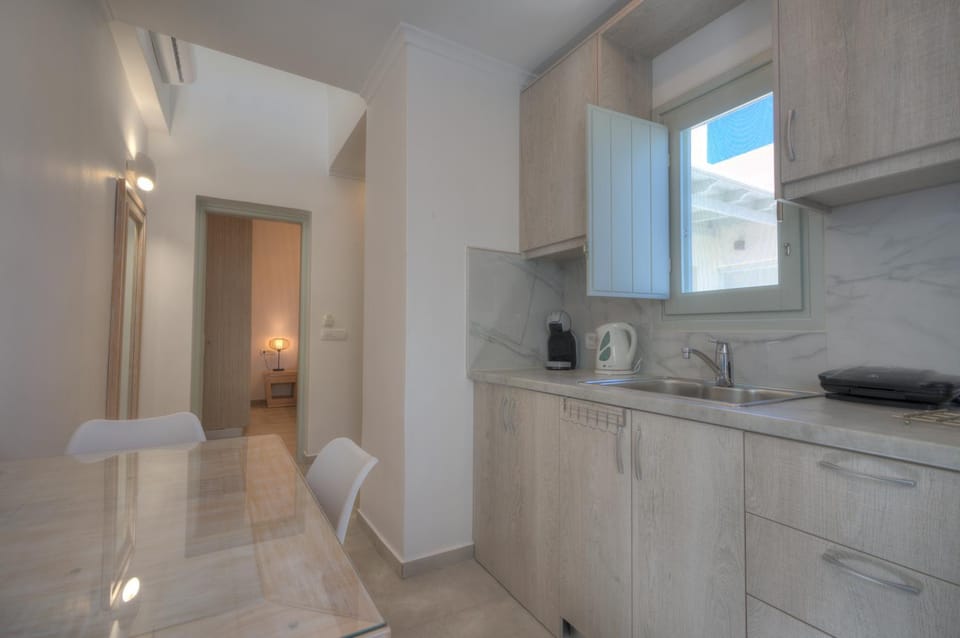 Kitchen or kitchenette, Dining area, stove
