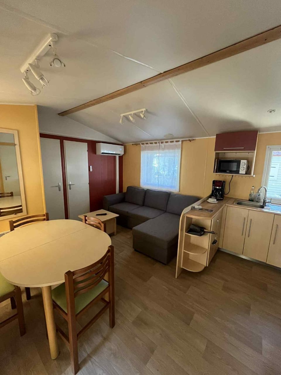 TV and multimedia, Living room, Seating area, Dining area, pet friendly, air conditioner