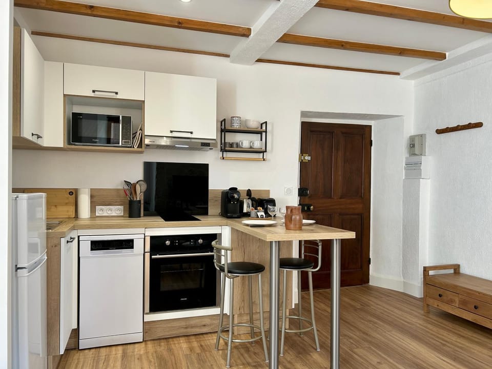 Coffee/tea facilities, Kitchen or kitchenette, Dining area, dishwasher, minibar, oven, stove, toaster