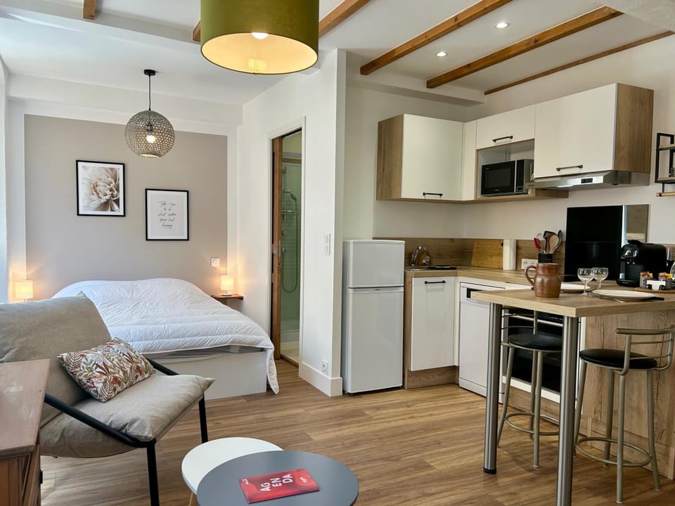 Bed, Kitchen or kitchenette, microwave, oven, stove, toaster
