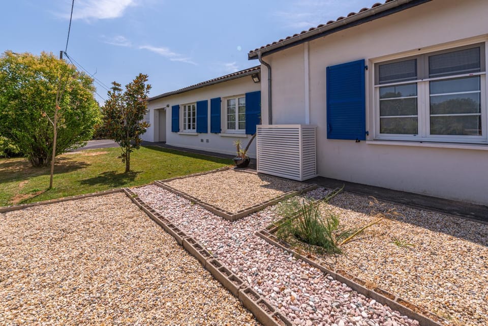 Property building, Facade/entrance, Day, Garden