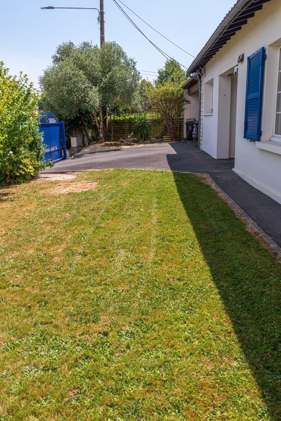 Facade/entrance, Garden, Parking