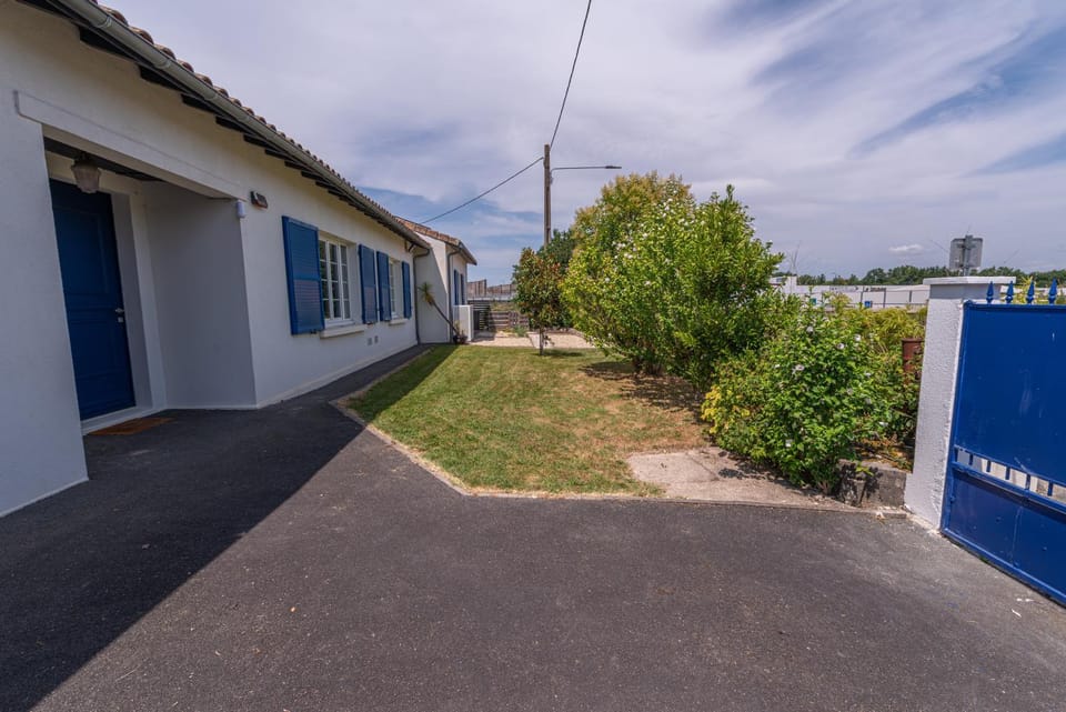 Property building, Facade/entrance, Garden, Parking