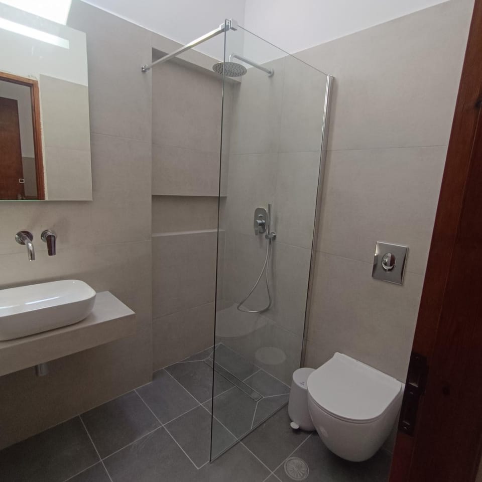Shower, Toilet, Bathroom, towels