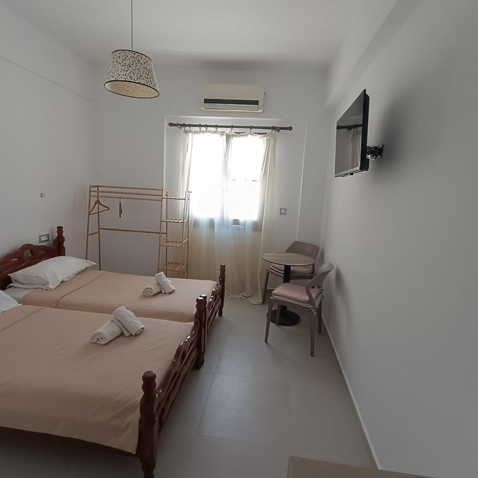 Bed, TV and multimedia, Photo of the whole room, Bedroom, towels, air conditioner