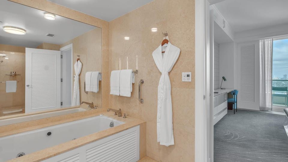 Ritz-Carlton 2br 17th fl Penthouse Hotel Condo Apartment hotel in Fort Lauderdale