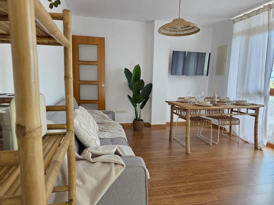 TV and multimedia, Living room, Seating area, Dining area