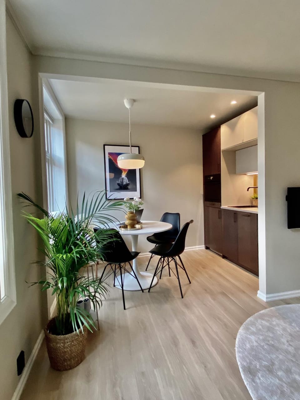 Kitchen or kitchenette, Living room, Seating area, Dining area