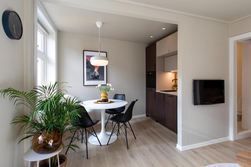 Dining area, kitchen