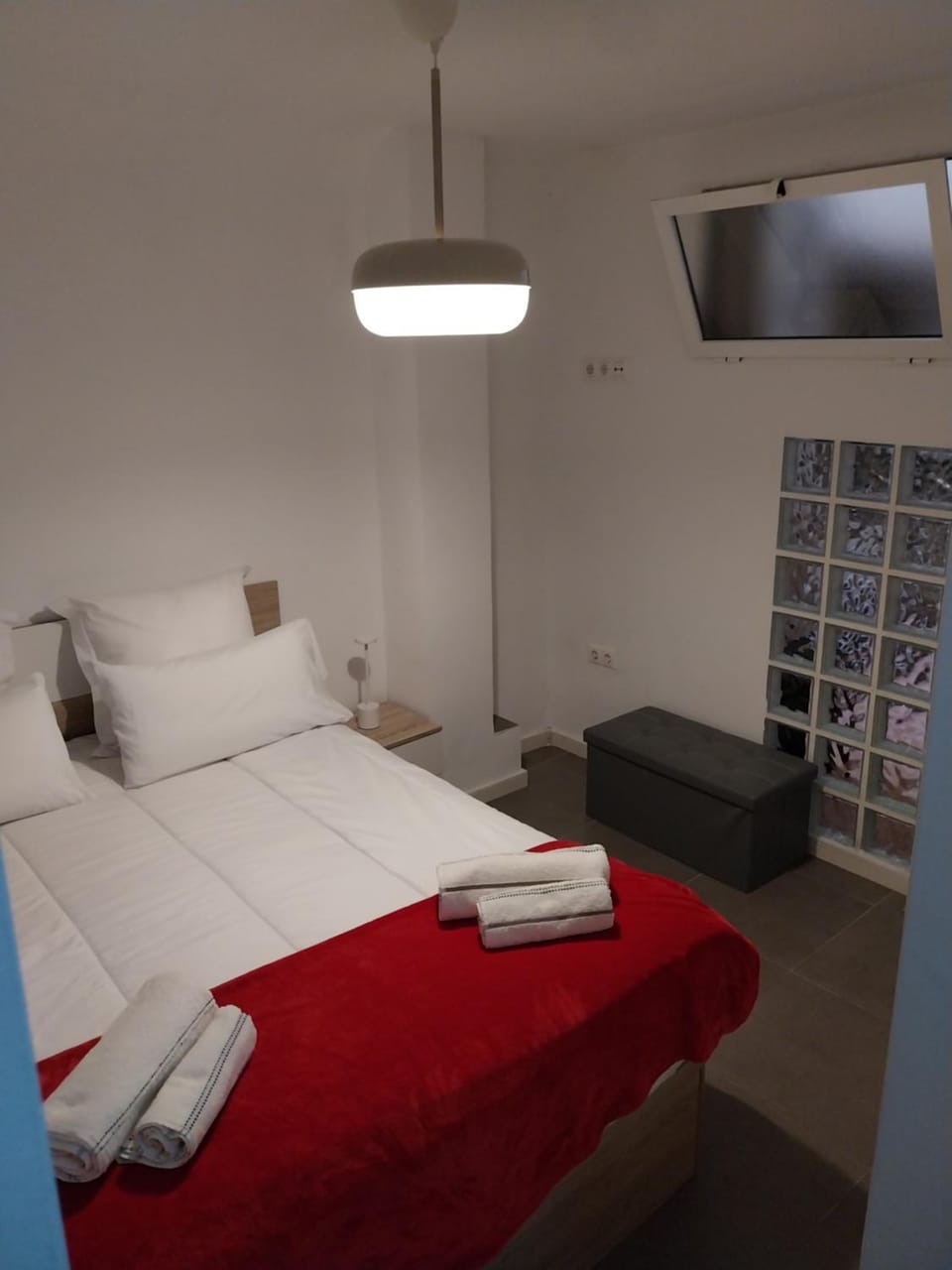 Photo of the whole room, towels