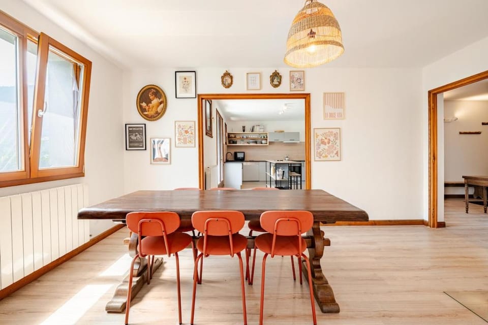 TV and multimedia, Kitchen or kitchenette, Living room, Seating area, Dining area