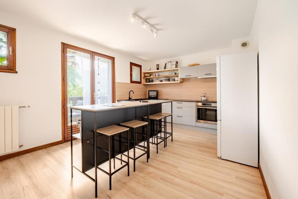 Kitchen or kitchenette, Dining area, dishwasher, oven, pet friendly, stove
