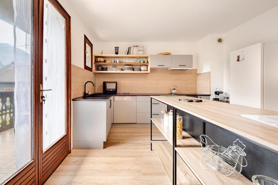 Coffee/tea facilities, Kitchen or kitchenette, Dining area, dishwasher, oven, pet friendly, stove, toaster