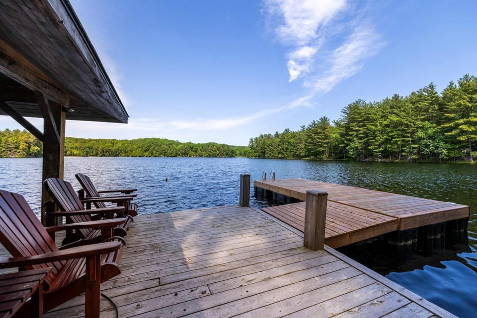 Extensive private luxury property - sleeps 25 House in Kingston