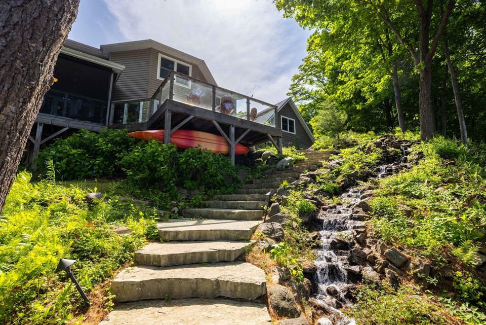 Extensive private luxury property - sleeps 25 House in Kingston